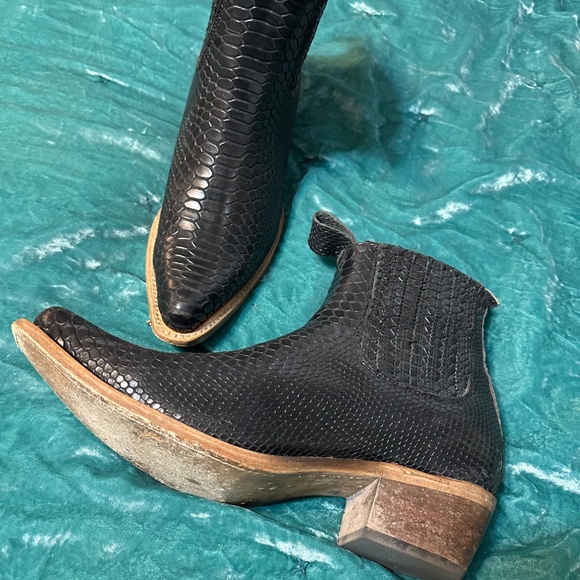 Freebird Maeve Black Python Size 9 - Picture 4 of 6